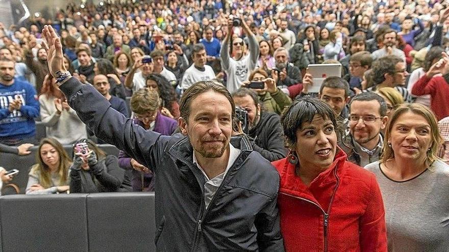 El secretario general de Podemos, Pablo Iglesias, junto a la líder de los anticapitalistas, Teresa Rodríguez.