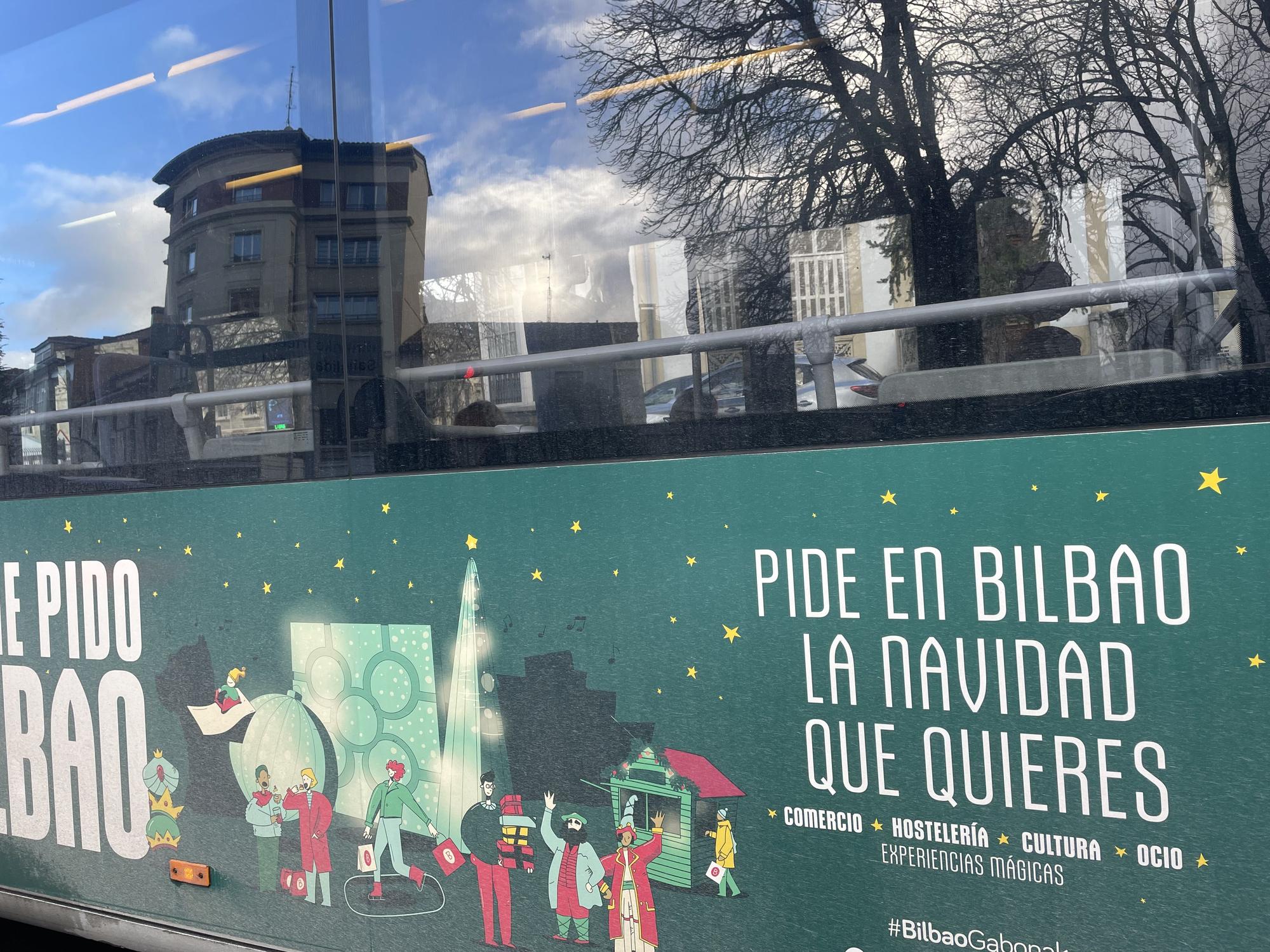 Imagen de la campaña en un bus de Tuvisa