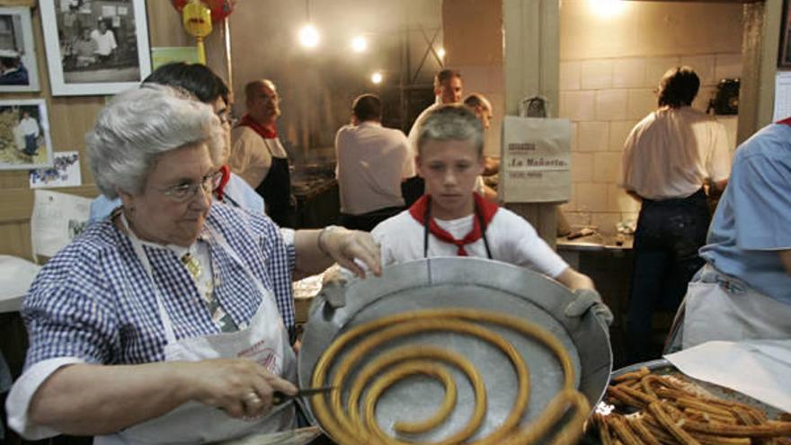 Paulina Fernández, haciendo churros en la Mañueta.