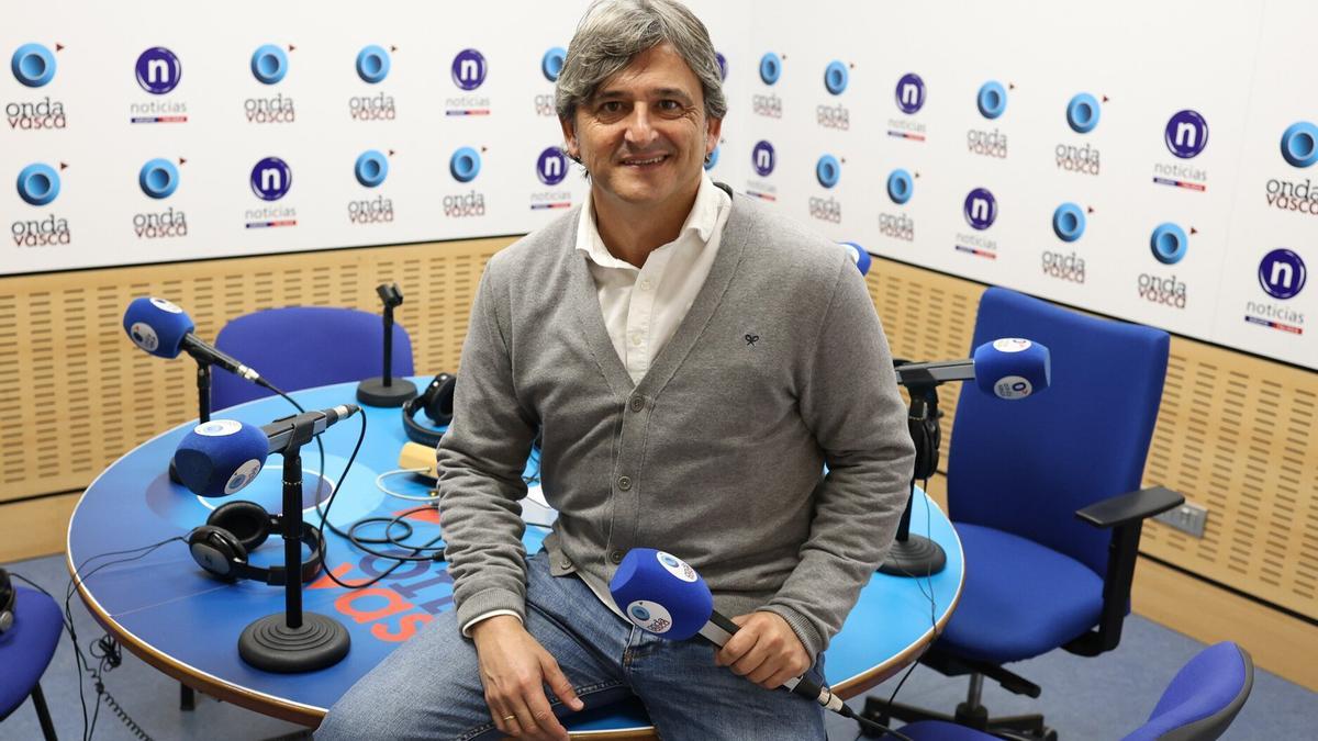 José Manuel Monje en el estudio de Onda Vasca