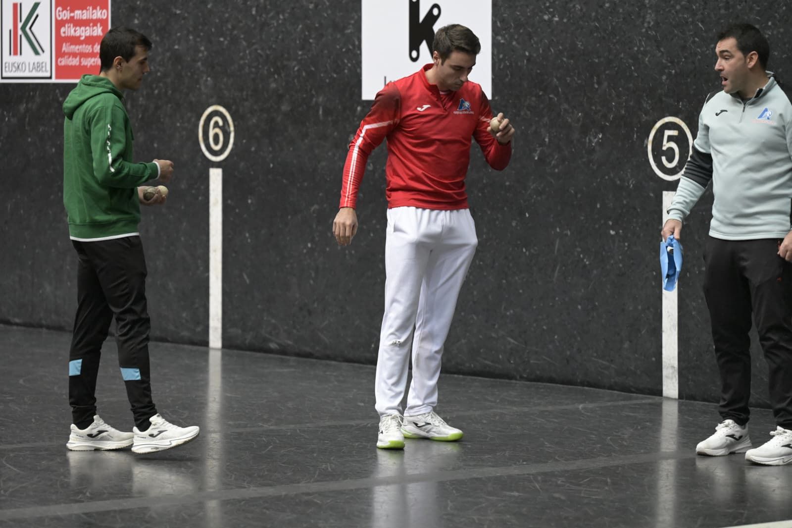 Peio Etxeberria (colorado) y Javier Zabala (azul) eligen material para la final del Cuatro y Medio.