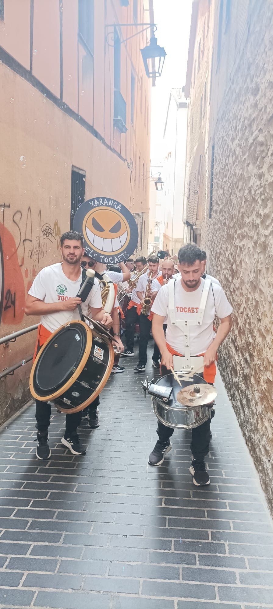 La txaranga Els Tocaets en plena actuación en La Blanca.