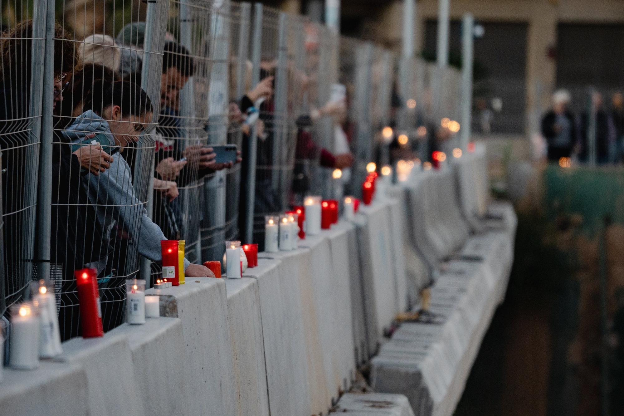 En imágenes: Decenas de velas en la rambla del Poyo homenajean a los fallecidos en la dana
