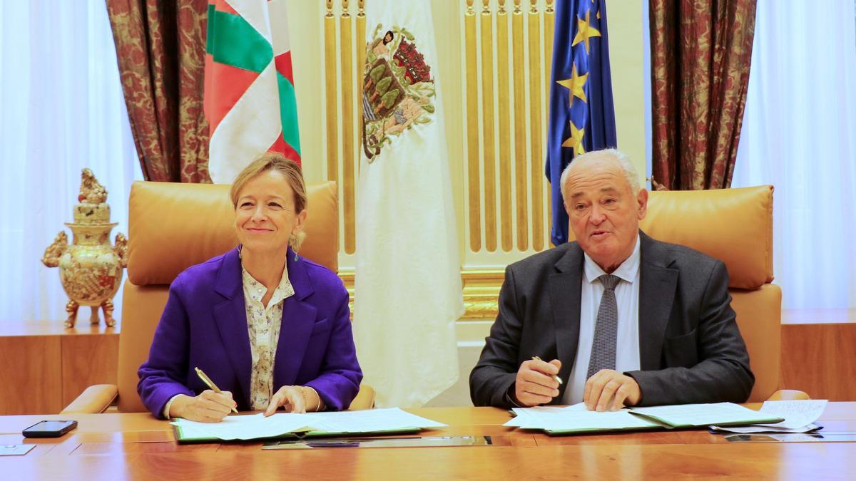 Eider Mendozak y Jean-Jacques Lasserre firmando los acuerdos