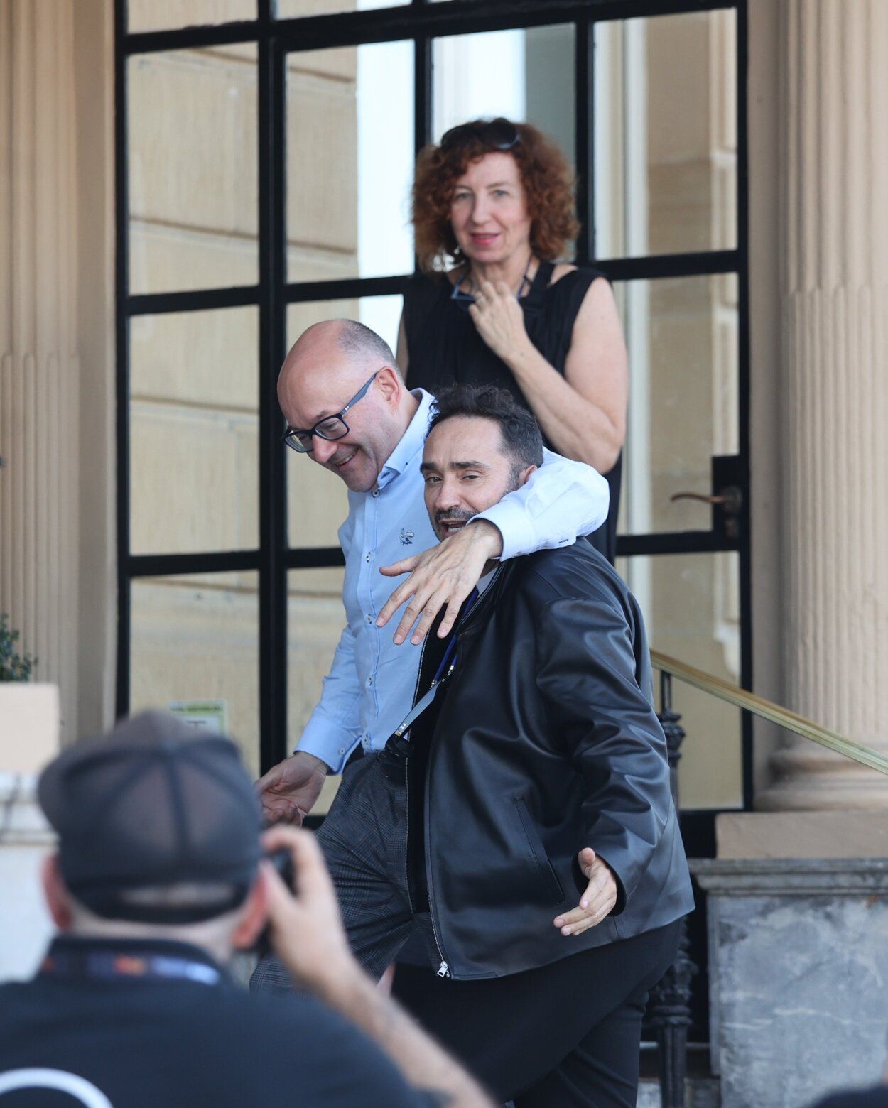 El director Juan Antonio Bayona, con el director del Zinemaldia, José Luis Rebordinos, a su llegada al Festival de Cine de Donostia