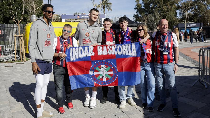 La afición del Baskonia recibe a Diakite y a Frisch en la 'Fan Zone'