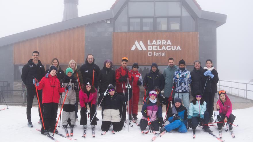 Rebeca Esnaola visita la Campaña Escolar de Esquí de Fondo en Isaba y Otsagabia