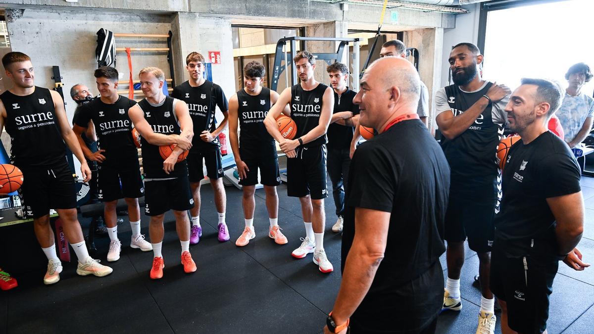Jaume Ponsarnau se dirige a sus jugadores antes del comienzo de los entrenamientos.
