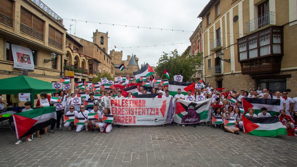 Los y las vecinas de Erriberri se concentraron, antes del chupinazo, en solidaridad con el pueblo palestino.