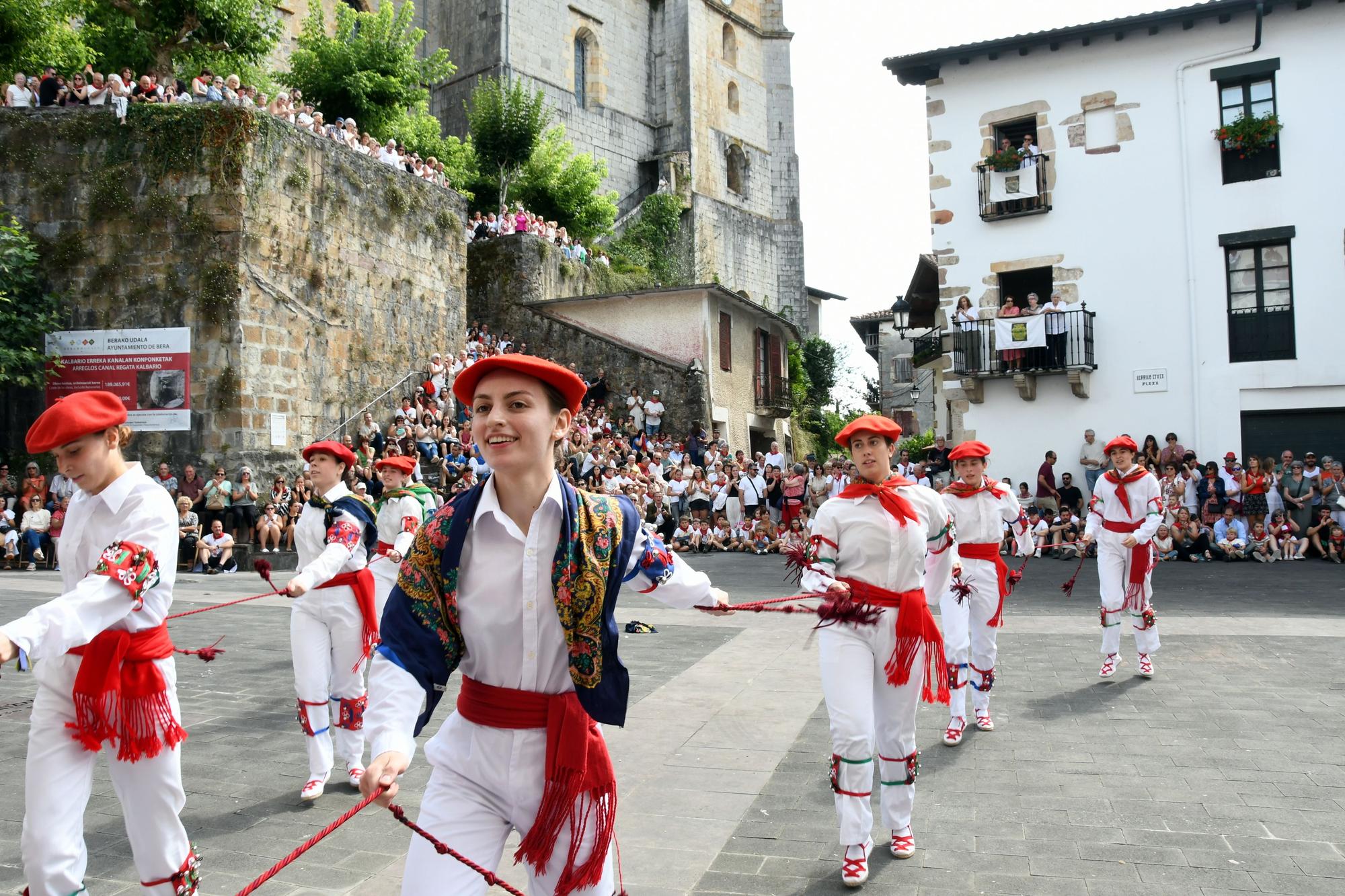 Bera celebra su día grande a ritmo de dantzas