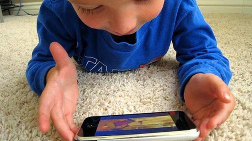 Alertan del riesgo de miopía en niños por el abuso de dispositivos móviles