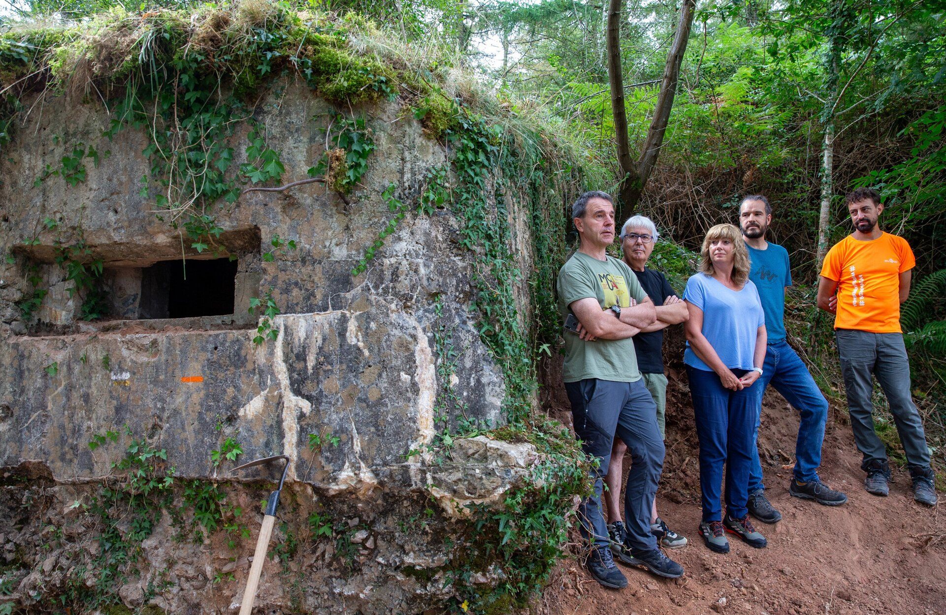 Fotos del campamento juvenil que localiza y recupera búnkeres del franquismo en Bera
