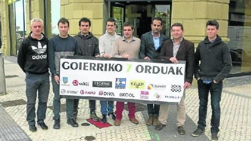 Los miembros de Emaneurre, con el alcalde de Ordizia José Miguel Santamaría, tras la presentación de ayer.