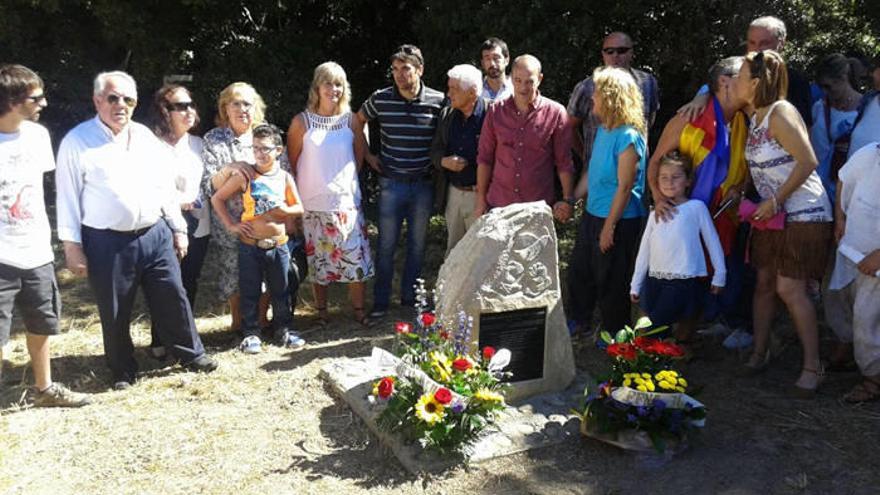Familiares de los asesinados y autoridades del Gobierno de Navarra y de los ayuntamientos junto al monolito recién inaugurado.