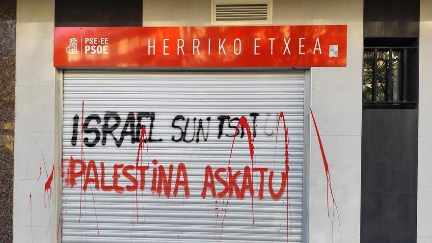 Aparecen pintadas contra Israel y a favor de Palestina en la sede del PSE de Tolosa