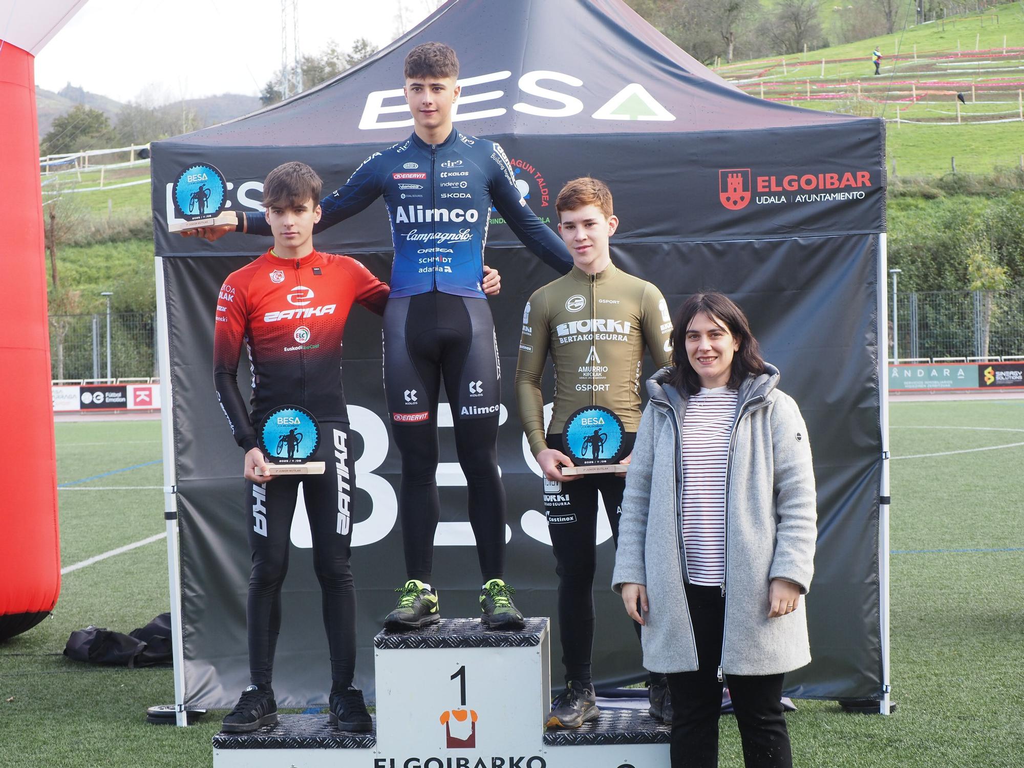 El barro se sumó al espectáculo de ciclocross en Elgoibar