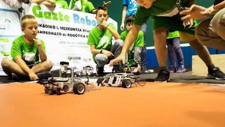 Varios niños participan en la I edición del concurso Gazte Robotika.