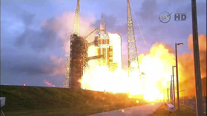 Momento del lanzamiento de la cápsula Orion, a bordo del cohete Delta IV, desde la plataforma 37 del complejo de lanzamiento espacial de la base de Cabo Cañaveral, Florida (EEUU).