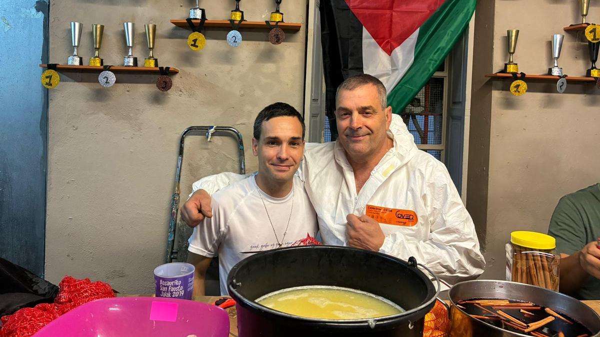 Jagoba Santos y José Luis Rodríguez preparando el zurrakapote en la lonja Zoroak