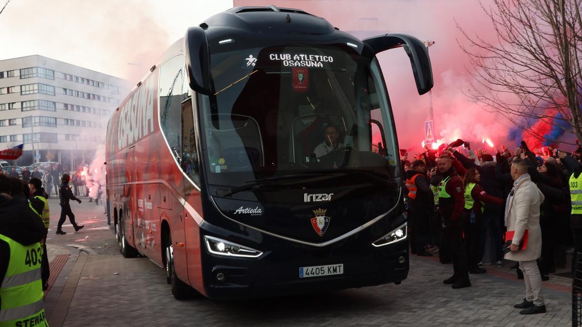 Recibimiento de la afición de Osasuna al autobús rojillo antes del partido Osasuna - Real Sociedad.