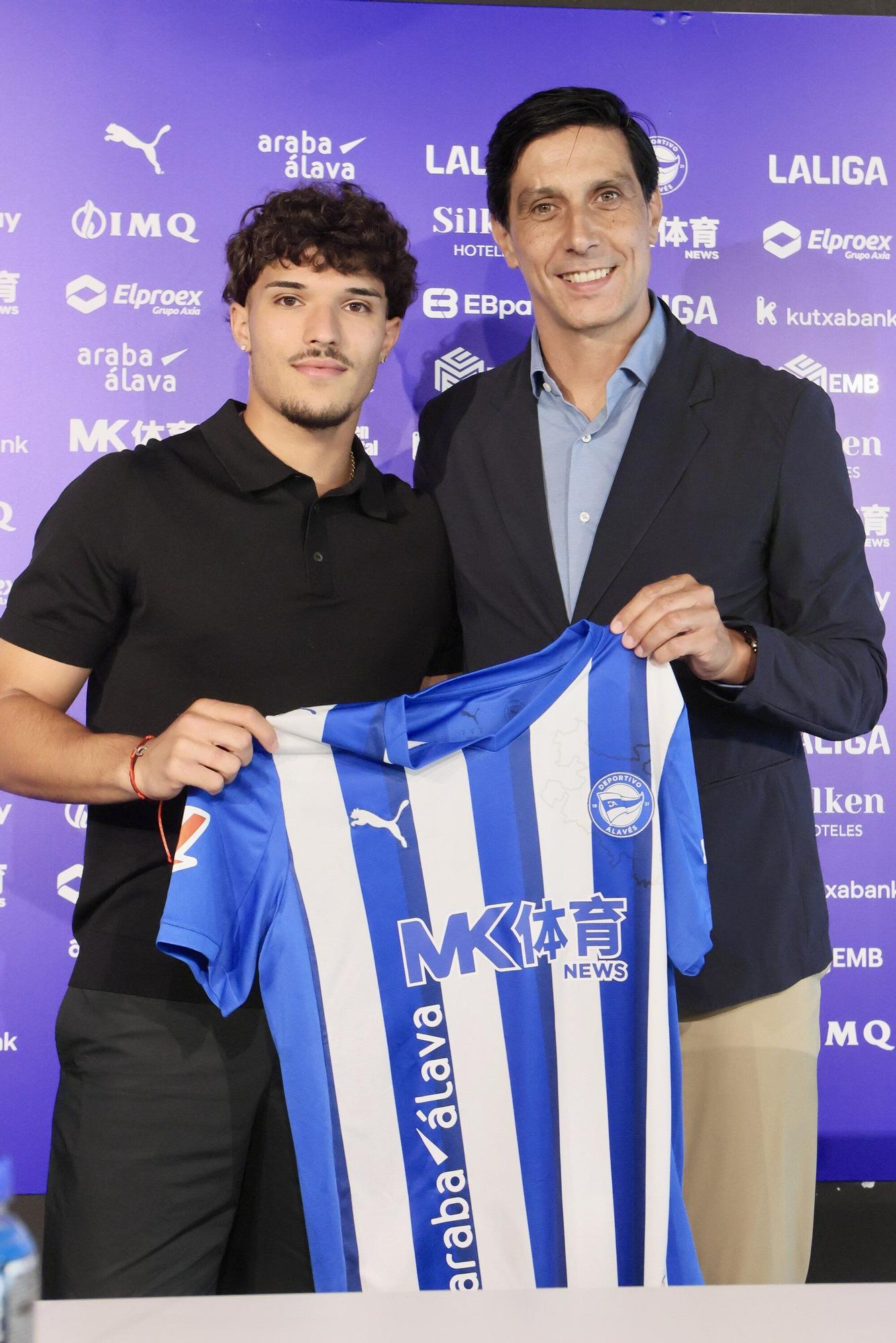 En imágenes: La presentación de Youssef Enríquez como jugador del Alavés