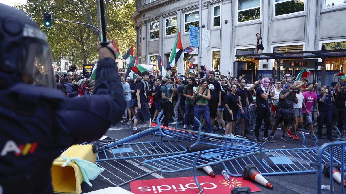 Varios manfiestantes, cortando el recorrido de la carrera el domingo en el Paseo del Prado.