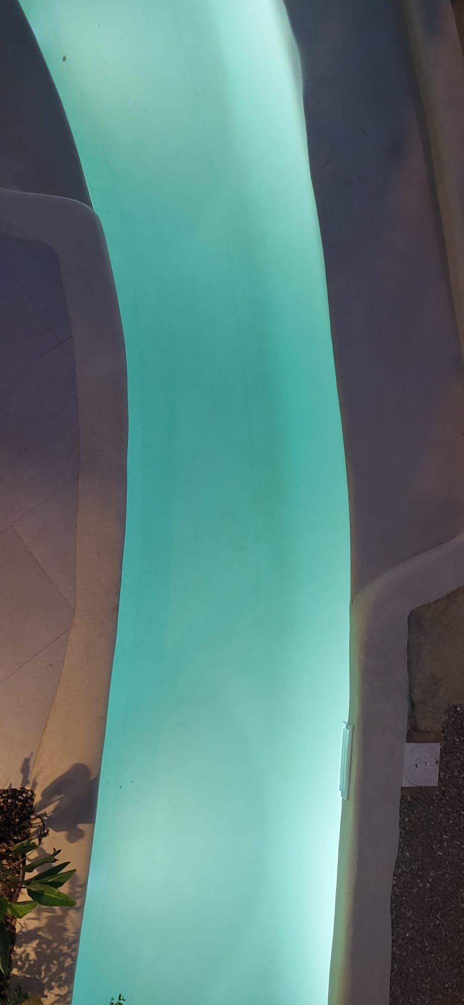 Lo rompedora piscina Mediterranean Sea, diseñada por una constructora donostiarra, para un hotel en Menorca