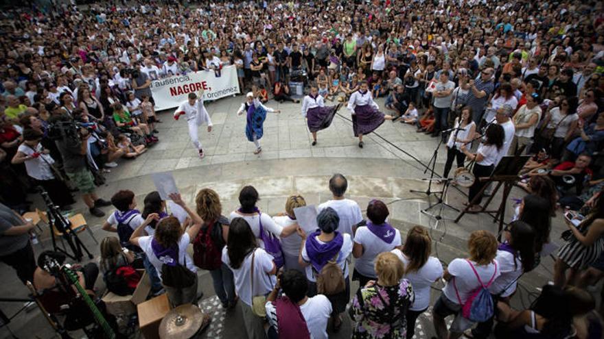 Cientos de personas recordaron a Nagore en el acto que tuvo lugar en la plaza del Castillo de Pamplona.