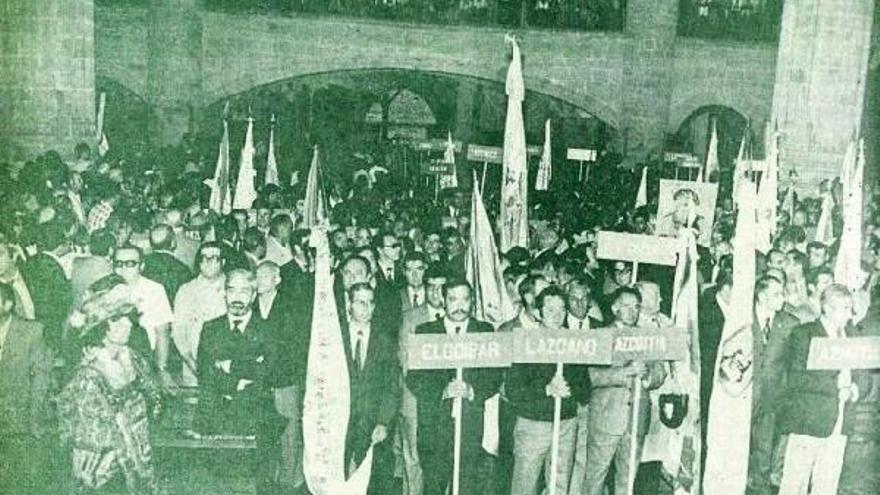 Representantes de varios municipios vascos en la iglesia de San Pedro, en Bergara. / Sabino Arana Fundazioa Representantes de varios municipios vascos en la iglesia de San Pedro, en Bergara. / Sabino Arana Fundazioa