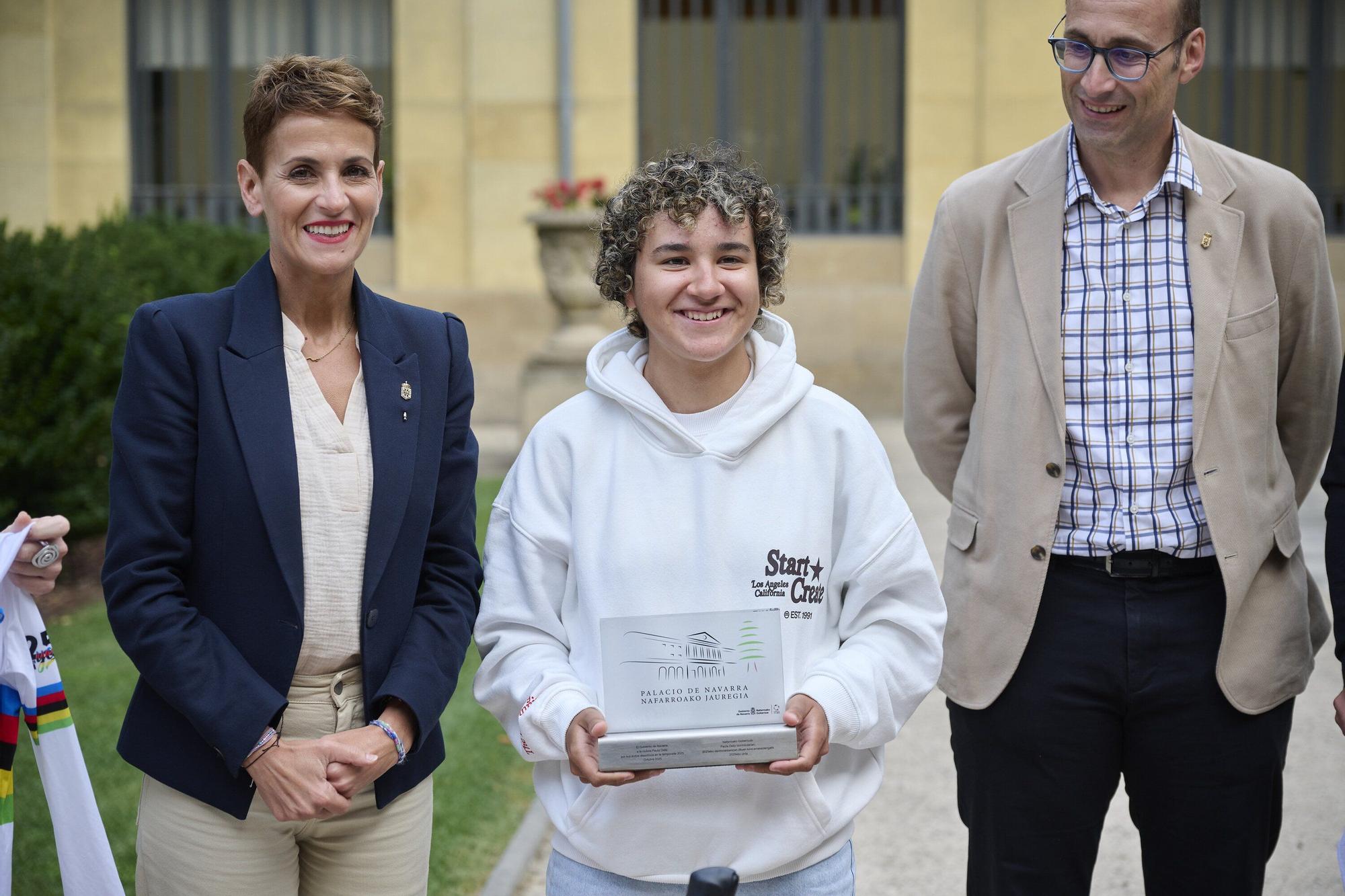 María Chivite recibe a Paula Ostiz en el Palacio de Navarra