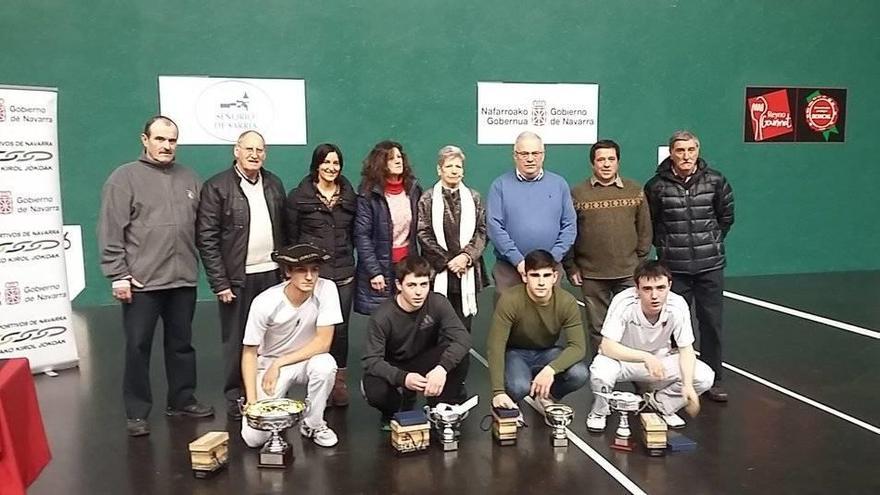 De pie, de izquierda a derecha, Fermín Aldabe (juez), Pablo López de Goikoetxea (FNPV), Jaione Aldaregia (Ayuntamiento de Lekunberri), Maite Mazo, Mari Aizagirre (familiares de Guillermo Mazo), Miguel Pozueta (FNPV), Patxi Zalba (DO Queso de Roncal) y Mig