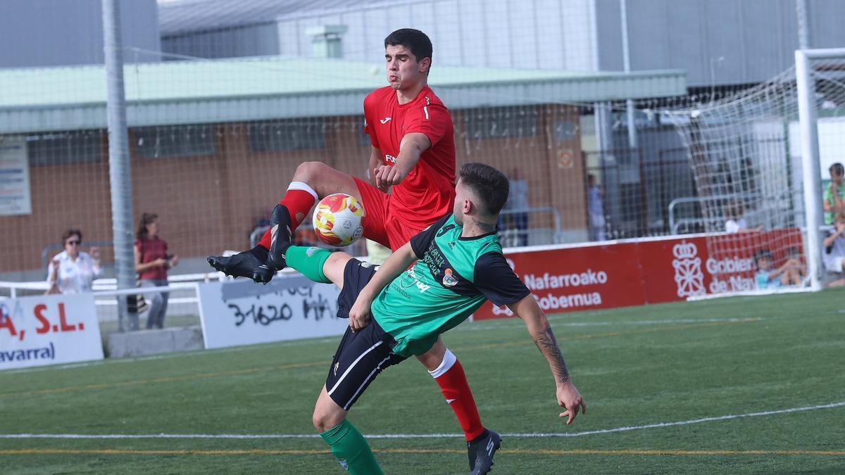 Pugna por el balón en una jugada del partido de ayer.