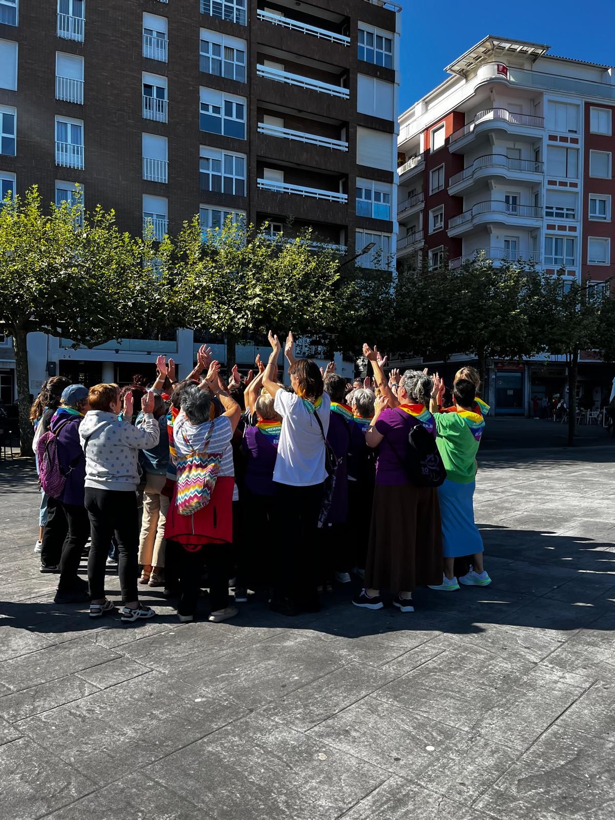 En imágenes: Ondarroa celebra el Día del Abrazo a la Diversidad