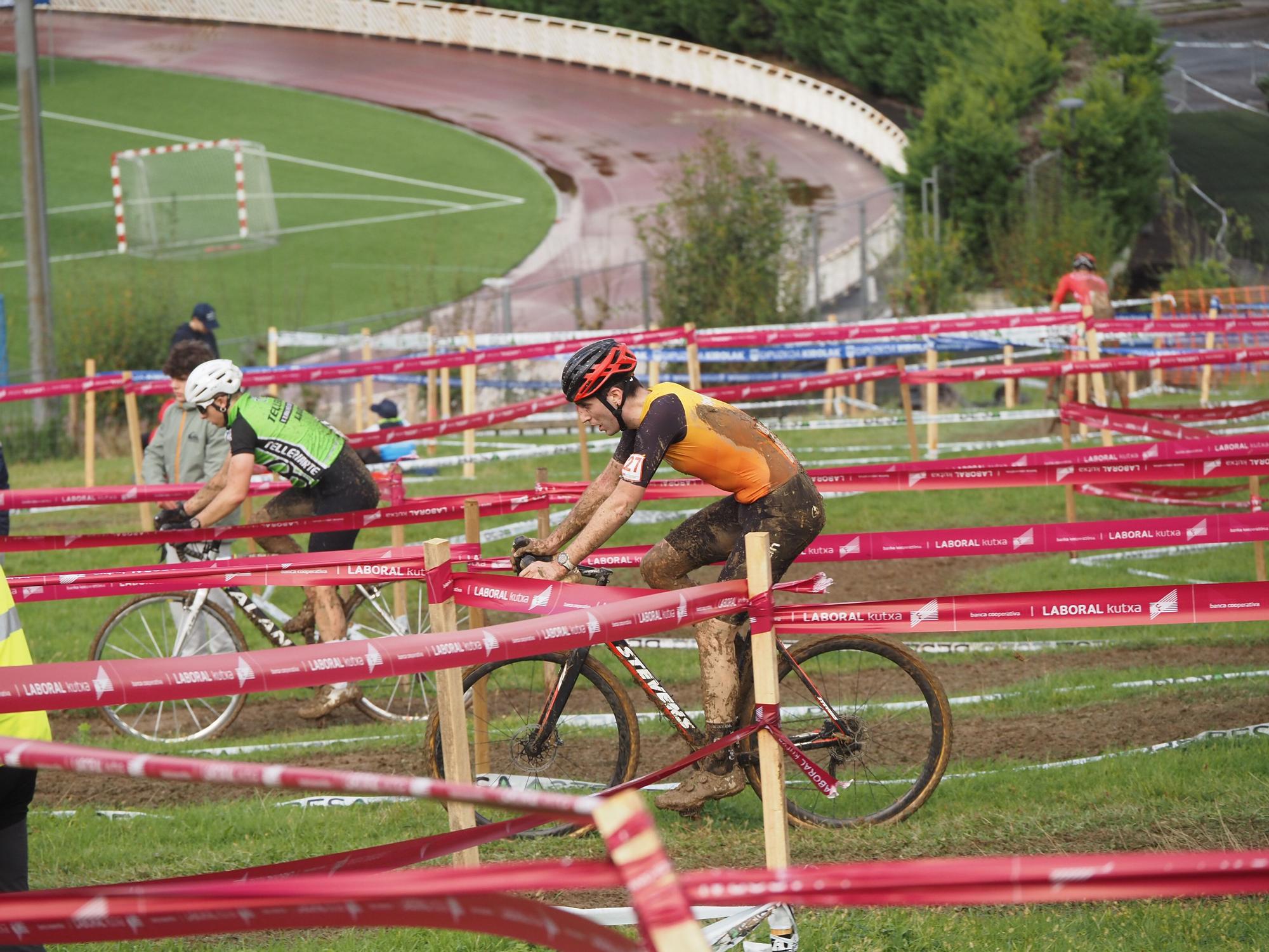El barro se sumó al espectáculo de ciclocross en Elgoibar