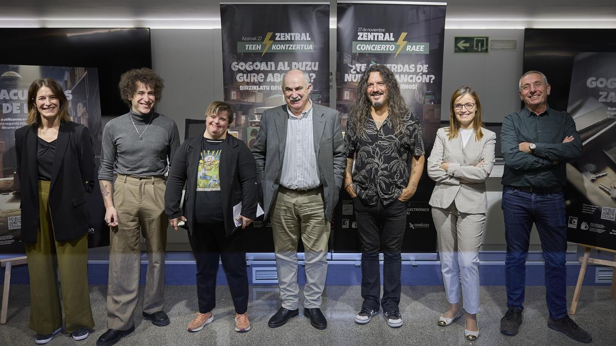 De izqda. a dcha.: Eva Sevingé (Orekan), Alejo, Aintzane (Motxila 21), el consejero Aierdi, Pedro Razquin, la directora general de Medio Ambiente, Ana Bretaña, y Oscar Rubio.