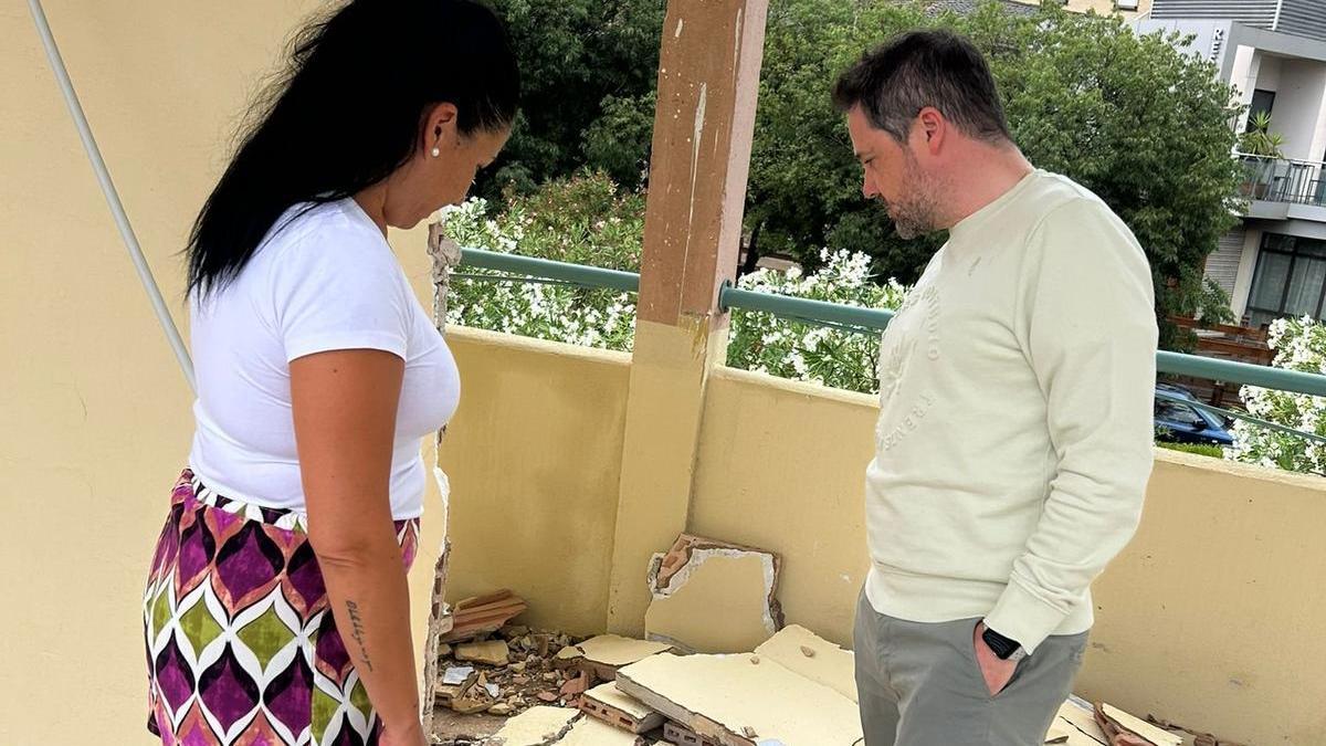 La concejala de Festejos, Verónica Gormedino, y el alcalde, Alejandro Toquero, revisan los destrozos.