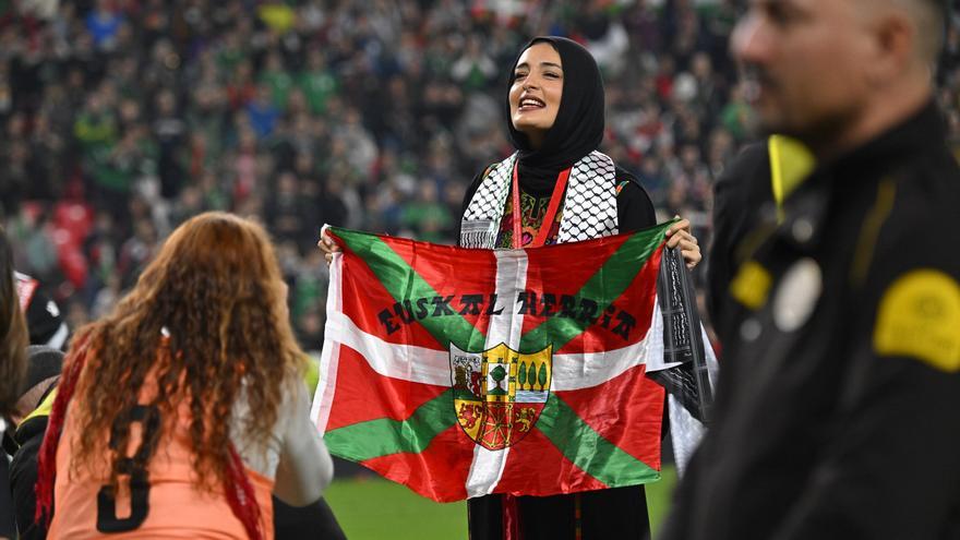 Un acontecimiento histórico en el campo y en las gradas