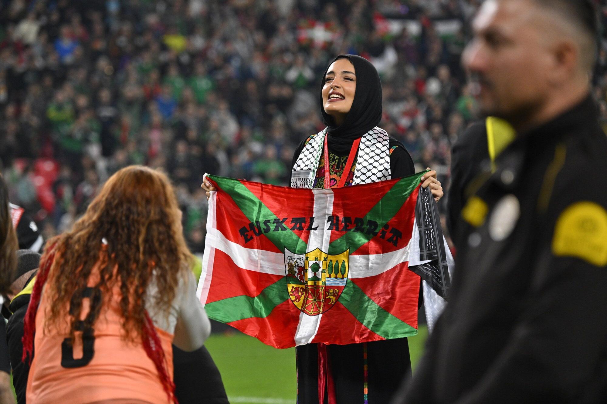 Un acontecimiento histórico en el campo y en las gradas