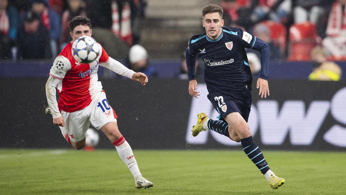 Robert Navarro gozó de tres ocasiones para poner por delante al Athletic.