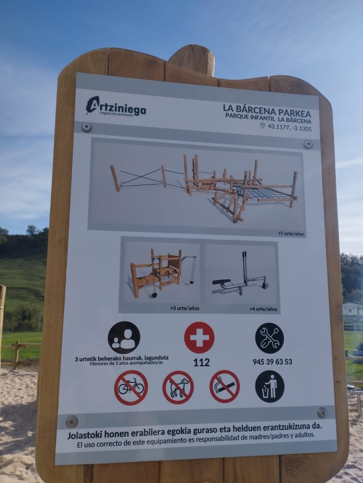 Panel informativo con las normas de uso del nuevo parque infantil
