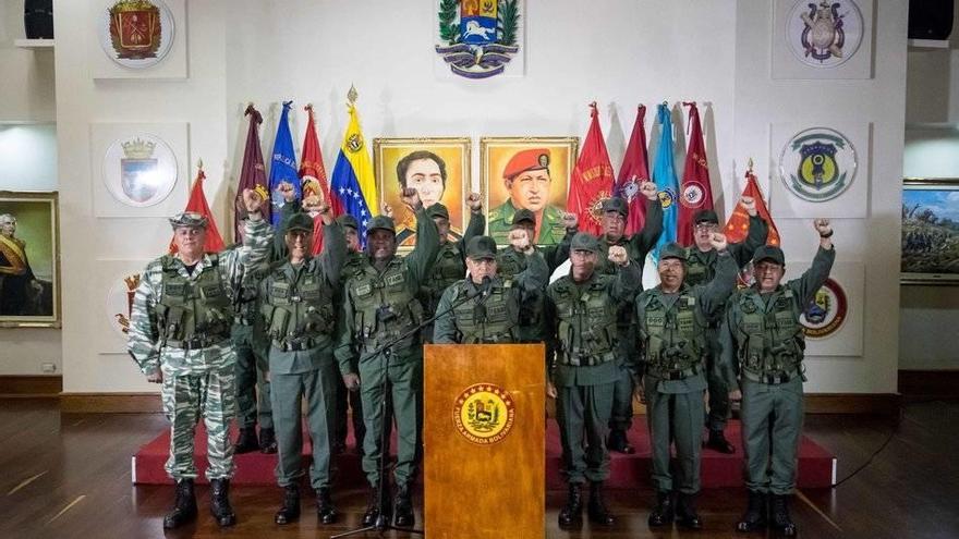 El ministro de defensa, Vladimir Padrino Lopez (c), ofrece declaraciones sobre el ataque a Maduro.