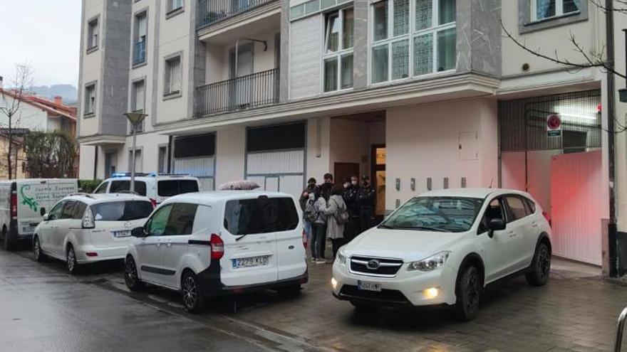 Ertzainas custodian el acceso al portal donde se sitúa la vivienda en la que se ha producido el escape de gas que, lamentablemente, ha concluido con dos fallecidos