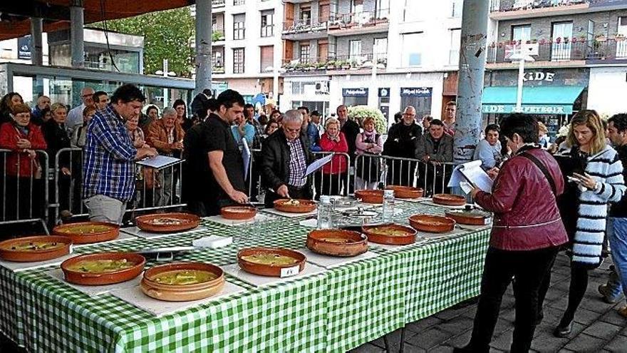 El jurado puntuando las cazuelas del Concurso Popular de Bacalao al Pil-Pil.