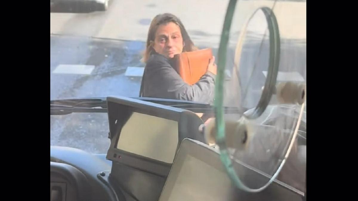 La mujer, delante del autobús. La mujer, delante del autobús.