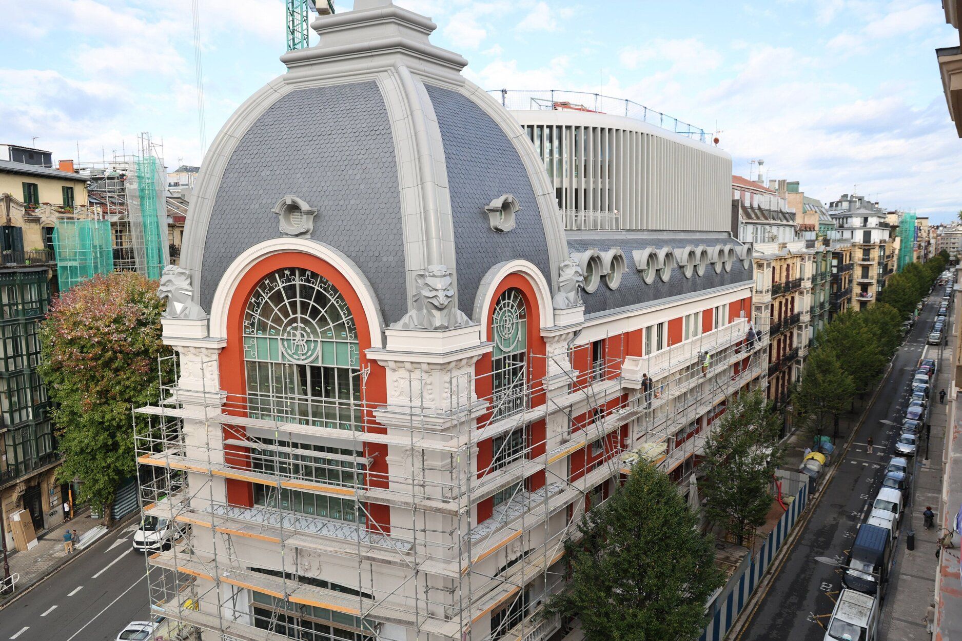 [Fotos] Empiezan a quitar el andamio exterior de las obras del Edificio de Bellas Artes