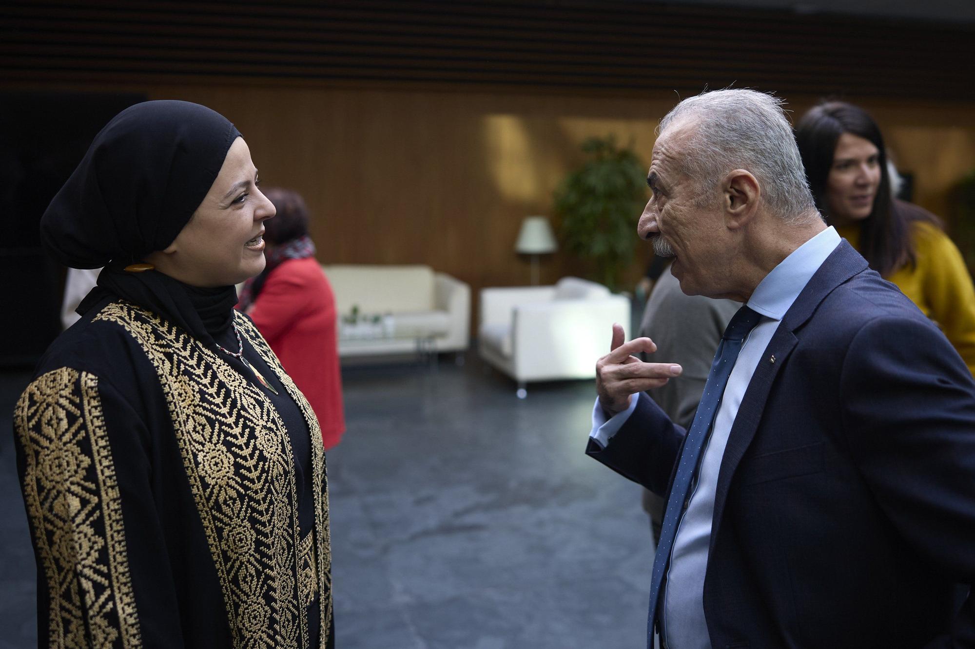 Fotos de la entrega de la Medalla de Oro del Parlamento de Navarra, un "premio a la dignidad del pueblo palestino"