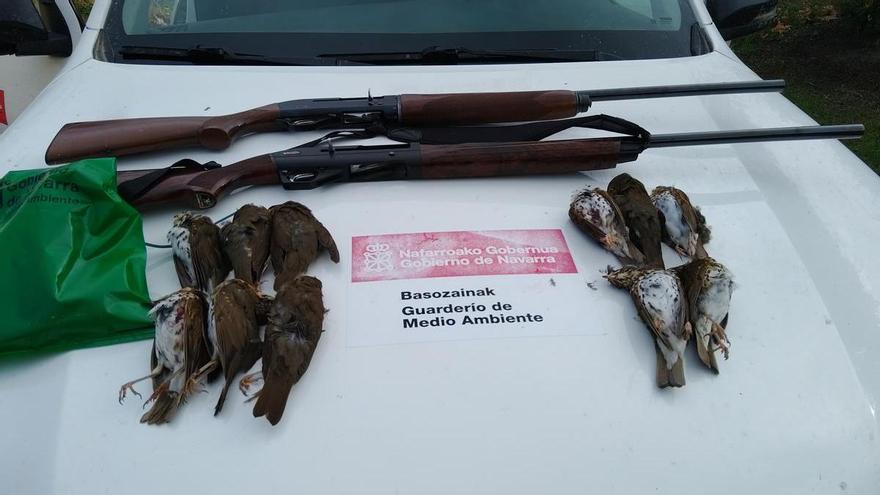 Sorprendidas tres personas cazando “al salto” en día no autorizado y con reclamos electrónicos