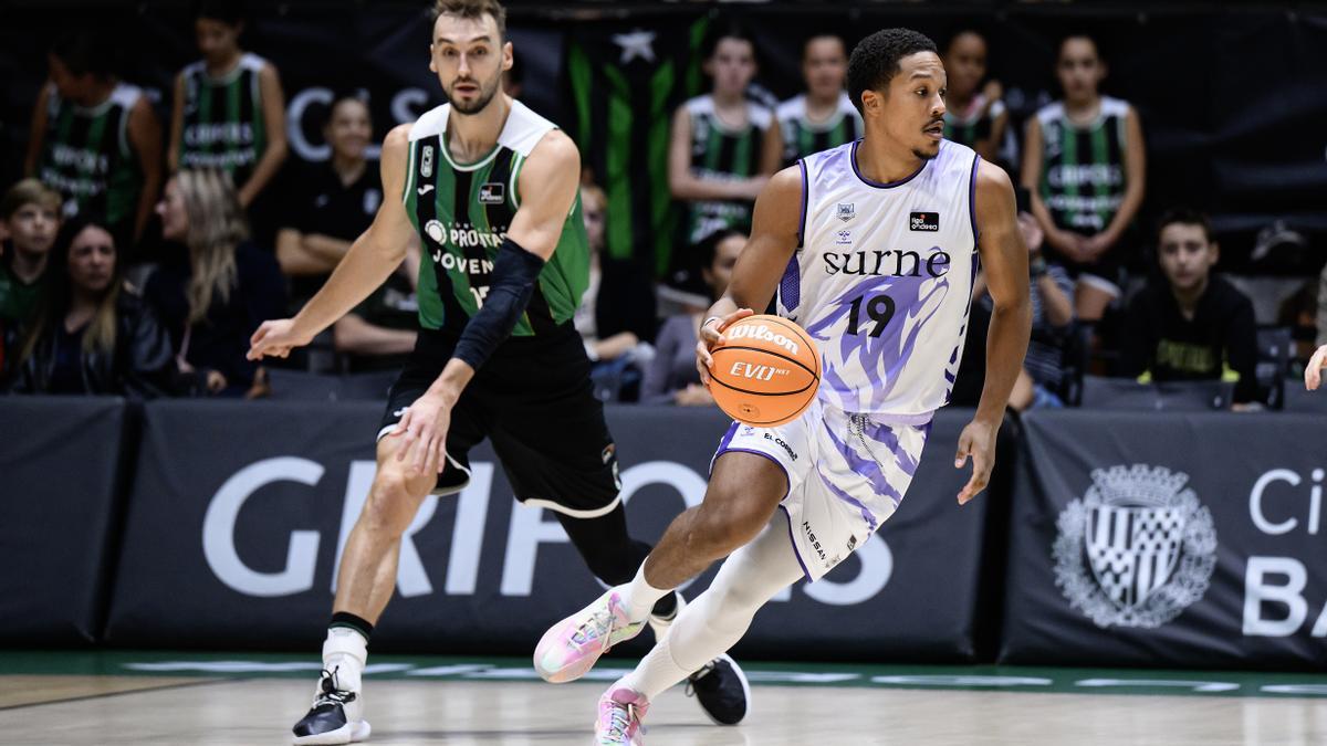 Melwin Pantzar bota el balón ante Sam Dekker.