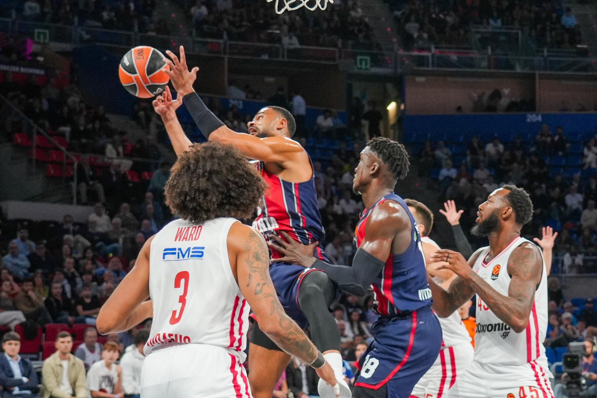 Todas las imágenes del Baskonia - Olympiacos en el Buesa Arena
