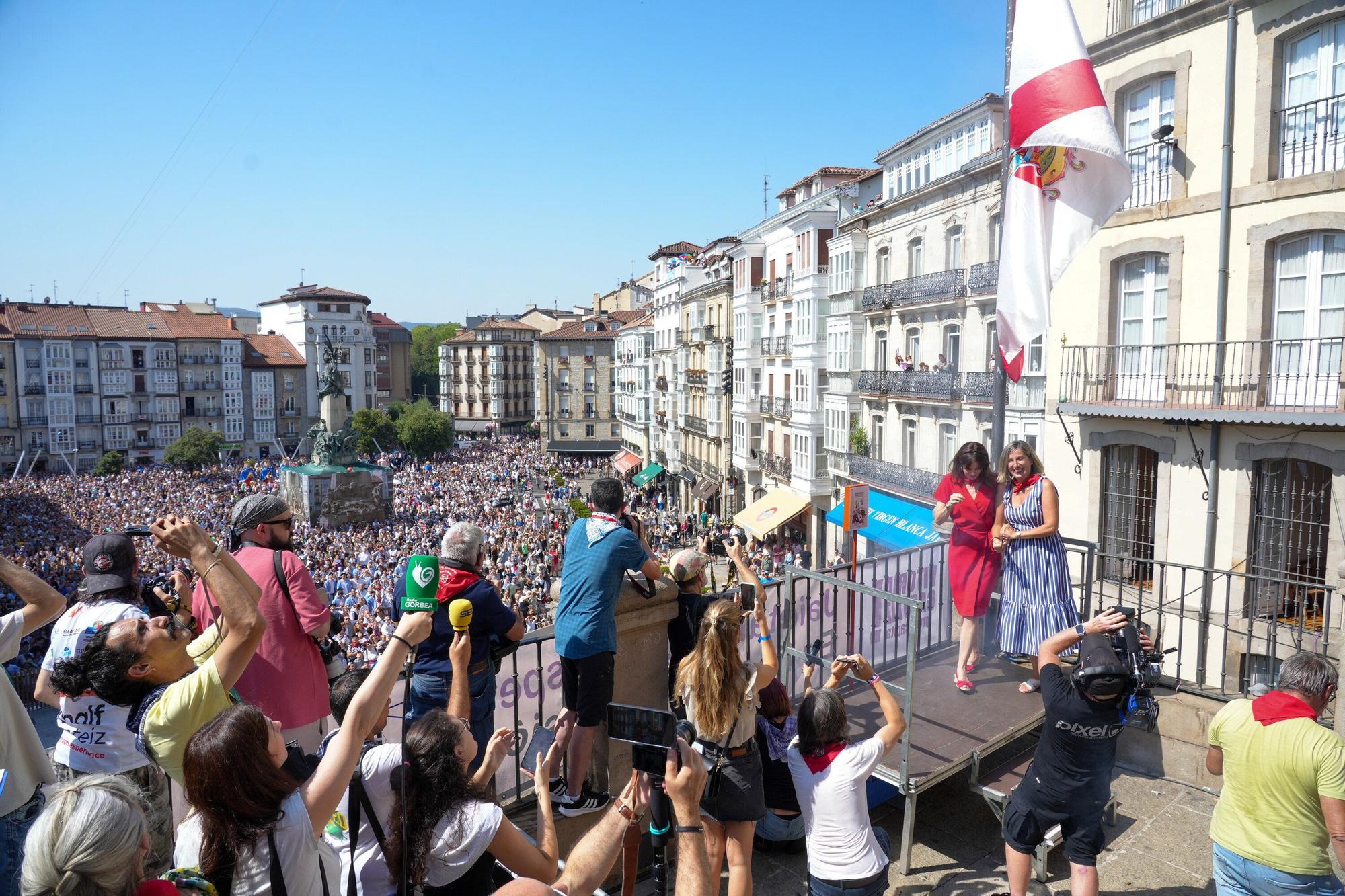En imágenes: Edurne y Celedón Txiki abarrotan un año más la plaza de la Virgen Blanca